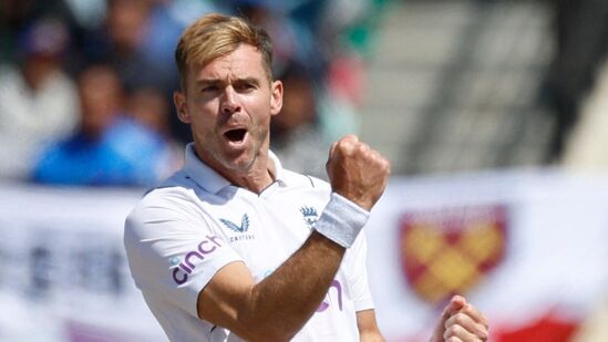 ಪ್ರಥಮ ದರ್ಜೆ ಕ್ರಿಕೆಟ್​​ನಲ್ಲಿ ಆ್ಯಂಡರ್ಸನ್ ದಾಖಲೆ ಅದ್ಭುತವಾಗಿದೆ. 24.52ರ ಸರಾಸರಿಯಲ್ಲಿ 1,126 ವಿಕೆಟ್ ಪಡೆದಿದ್ದಾರೆ. 55 ಬಾರಿ 5 ವಿಕೆಟ್​ಗಳ ಗೊಂಚಲು ಪಡೆದಿದ್ದಾರೆ. ಇನ್ನಿಂಗ್ಸ್​ವೊಂದರಲ್ಲಿ ಅತ್ಯುತ್ತಮ ಬೌಲಿಂಗ್ ಅಂಕಿ-ಅಂಶ 19 ರನ್ ನೀಡಿ 7 ವಿಕೆಟ್ ಪಡೆದಿರುವುದು.