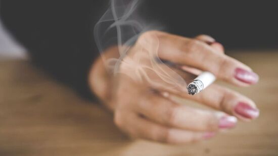 ಹೇರ್ ಸ್ಪಾ ನಂತರ ಧೂಮಪಾನ ಮಾಡಬಾರದು, ಧೂಮಪಾನವು ಹೆಚ್ಚು ಬೆವರುವಿಕೆ ಮತ್ತು ಮೂತ್ರ ಹೋಗುವಂತೆ ಮಾಡುತ್ತದೆ. ಇದು ನಿರ್ಜಲೀಕರಣಕ್ಕೆ ಕಾರಣವಾಗಬಹುದು. ಆದ್ದರಿಂದ, ಹೇರ್ ಸ್ಪಾ ನಂತರ ಧೂಮಪಾನವನ್ನು ತ್ಯಜಿಸಬೇಕು.