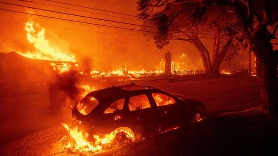 ಕ್ಯಾಲಿಫೋರ್ನಿಯಾದ ಕಾಡ್ಗಿಚ್ಚು ಪಾಲಿಸೇಡ್ಸ್ ಫೈರ್ ಲಾಸ್ ಏಂಜಲೀಸ್ನ ಪೆಸಿಫಿಕ್ ಪಾಲಿಸೇಡ್ಸ್ ನೆರೆಹೊರೆಯಲ್ಲಿ ವಾಹನಗಳು ಮತ್ತು ಸುತ್ತಮುತ್ತಲಿನ ಕಟ್ಟಡ, ಮರಗಿಡಗಳನ್ನು ಸುಟ್ಡು ಕರಕಲಾಗಿಸಿತು. ಜನವರಿ 7 ರ ದೃಶ್ಯ. ಕ್ಯಾಲಿಫೋರ್ನಿಯಾದ ಕಾಡ್ಗಿಚ್ಚು ಪಾಲಿಸೇಡ್ಸ್ ಫೈರ್ ಲಾಸ್ ಏಂಜಲೀಸ್ನ ಪೆಸಿಫಿಕ್ ಪಾಲಿಸೇಡ್ಸ್ ನೆರೆಹೊರೆಯಲ್ಲಿ ವಾಹನಗಳು ಮತ್ತು ಸುತ್ತಮುತ್ತಲಿನ ಕಟ್ಟಡ, ಮರಗಿಡಗಳನ್ನು ಸುಟ್ಡು ಕರಕಲಾಗಿಸಿತು. ಜನವರಿ 7 ರ ದೃಶ್ಯ. 
