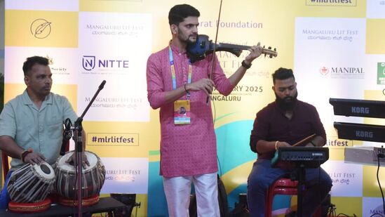 ಮಧ್ಯಾಹ್ನ ಸಂಸ್ಕೃತಯಾನಂ ಎಂಬ ಕಾರ್ಯಕ್ರಮದಲ್ಲಿ ಸಮಸ್ಠಿ ಗುಬ್ಬಿ, ಡಾ.ಎಚ್.ಆರ್.ವಿಶ್ವಾಸ್, ಡಾ.ಶಂಕರ ರಾಜಾರಾಮನ್ ವಿಚಾರ ಮಂಡಿಸಿದರು. ಎಕನಾಮಿಕ್ ಚಾಲೆಂಜ್, ಯುನಿವರ್ಸಲ್ ವೆಲ್ಫೇರ್ ವಿಷಯದ ಕುರಿತು ಸಂಜೀವ ಸಾನ್ಯಾಲ್ ವಿಚಾರ ಮಂಡಿಸಿದರು. ಮಧ್ಯಾಹ್ನ ಸಂಸ್ಕೃತಯಾನಂ ಎಂಬ ಕಾರ್ಯಕ್ರಮದಲ್ಲಿ ಸಮಸ್ಠಿ ಗುಬ್ಬಿ, ಡಾ.ಎಚ್.ಆರ್.ವಿಶ್ವಾಸ್, ಡಾ.ಶಂಕರ ರಾಜಾರಾಮನ್ ವಿಚಾರ ಮಂಡಿಸಿದರು. ಎಕನಾಮಿಕ್ ಚಾಲೆಂಜ್, ಯುನಿವರ್ಸಲ್ ವೆಲ್ಫೇರ್ ವಿಷಯದ ಕುರಿತು ಸಂಜೀವ ಸಾನ್ಯಾಲ್ ವಿಚಾರ ಮಂಡಿಸಿದರು.