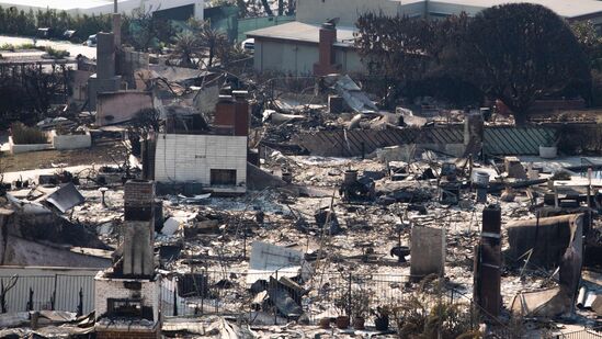 ಲಾಸ್ ಏಂಜಲೀಸ್ ಕಾಳ್ಗಿಚ್ಚು ಕಾರಣ ಐಷಾರಾಮಿ ಗುಡ್ಡಗಾಡು ಕರಾವಳಿ ಮತ್ತು ನೆರೆಹೊರೆಯ ಪ್ರದೇಶಗಳನ್ನು ನಾಶಮಾಡಿದೆ. ಚಿತ್ರದಲ್ಲಿ ಪಾಲಿಸೇಡ್ಸ್ ಬೆಂಕಿಯಿಂದ ಸುಟ್ಟುಹೋದ ಮನೆಗಳು ಚಿತ್ರಣವನ್ನು ಕಾಣಬಹುದು. ಇದು ಜನವರಿ 10ರ ದೃಶ್ಯ. ಲಾಸ್ ಏಂಜಲೀಸ್ ಕಾಳ್ಗಿಚ್ಚು ಕಾರಣ ಐಷಾರಾಮಿ ಗುಡ್ಡಗಾಡು ಕರಾವಳಿ ಮತ್ತು ನೆರೆಹೊರೆಯ ಪ್ರದೇಶಗಳನ್ನು ನಾಶಮಾಡಿದೆ. ಚಿತ್ರದಲ್ಲಿ ಪಾಲಿಸೇಡ್ಸ್ ಬೆಂಕಿಯಿಂದ ಸುಟ್ಟುಹೋದ ಮನೆಗಳು ಚಿತ್ರಣವನ್ನು ಕಾಣಬಹುದು. ಇದು ಜನವರಿ 10ರ ದೃಶ್ಯ.