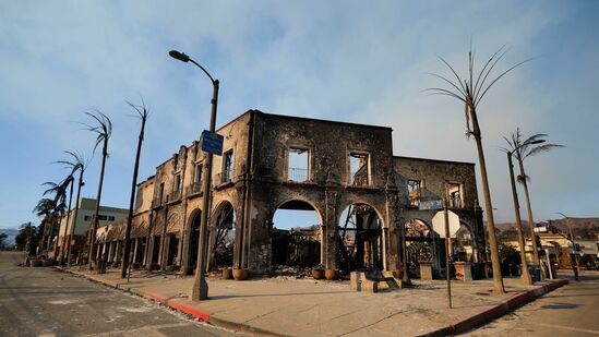 ಕ್ಯಾಲಿಫೋರ್ನಿಯಾದ ಕಾಳ್ಗಿಚ್ಚಿಗೆ ಸಿಲುಕಿ ಸಂಪೂರ್ಣ ನಾಶವಾದ ಕಟ್ಟಡದ ಅವಶೇಷ. ಜನವರಿ 10ರ ಚಿತ್ರ ಇದು.