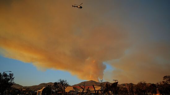 'ಸಾಂತಾ ಅನಾ' ಎಂಬ ಒಣ ಚಂಡಮಾರುತದಿಂದ ಮಂಗಳವಾರ ಕಾಡ್ಗಿಚ್ಚು ಹರಡಲಾರಂಭಿಸಿತು. ಚಿತ್ರದಲ್ಲಿ ಪೆಸಿಫಿಕ್ ಪಾಲಿಸೇಡ್ಸ್ ನೆರೆಹೊರೆಯಲ್ಲಿ ಪಾಲಿಸೇಡ್ಸ್ ಬೆಂಕಿ ಅನಾಹುತದ ಬಳಿಕ ಪೊಲೀಸ್ ಹೆಲಿಕಾಪ್ಟರ್ ಸುಟ್ಟ ಪ್ರದೇಶಗಳಲ್ಲಿ ಹಾರಾಟ ನಡೆಸಿ ಸಂತ್ರಸ್ತರ ರಕ್ಷಣಾಕಾರ್ಯ ನಡೆಸಿದ ದೃಶ್ಯ ಕಾಣಬಹುದು. ಕ್ಯಾಲಿಫೋರ್ನಿಯಾದ ಲಾಸ್ ಏಂಜಲೀಸ್‌ನಲ್ಲಿ ಪಾಲಿಸೇಡ್ಸ್ ಬೆಂಕಿ ಇನ್ನೂ ನಂದಿಲ್ಲ. ಅದರ ಹೊಗೆ ದೂರದ ತನಕವೂ ಕಾಣುತ್ತಿದೆ.