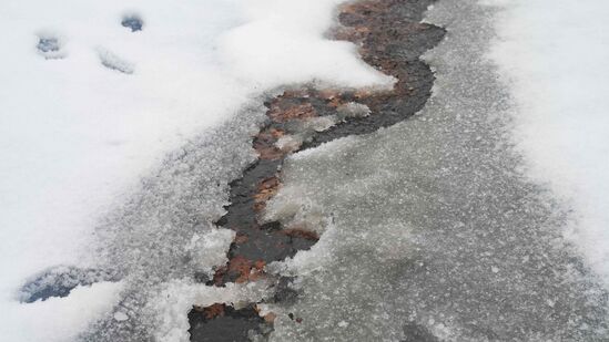 ಹಿಮಚಂಡಮಾರುತದ ಪ್ರಭಾವದಿಂದಾಗಿ ಗಟರ್ನಲ್ಲಿ ಹರಿಯತ್ತಿದ್ದ ನೀರು ಮಂಜುಗಡ್ಡೆಯಂತಾಗಿದೆ. ಇದು ಅಟ್ಲಾಂಟಾ, ಜಾರ್ಜಿಯಾದಲ್ಲಿ ಜನವರಿ 10ರಂದು ಕಂಡುಬಂದ ದೃಶ್ಯ. ಹಿಮಚಂಡಮಾರುತದ ಪ್ರಭಾವದಿಂದಾಗಿ ಗಟರ್ನಲ್ಲಿ ಹರಿಯತ್ತಿದ್ದ ನೀರು ಮಂಜುಗಡ್ಡೆಯಂತಾಗಿದೆ. ಇದು ಅಟ್ಲಾಂಟಾ, ಜಾರ್ಜಿಯಾದಲ್ಲಿ ಜನವರಿ 10ರಂದು ಕಂಡುಬಂದ ದೃಶ್ಯ.