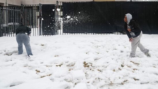 ಟೆಕ್ಸಾಸ್, ಒಕ್ಲಹೋಮ, ಲೂಯಿಸಿಯಾನ, ಮಿಸ್ಸಿಸ್ಸಿಪ್ಪಿ, ಅಲಬಾಮಾ ಮತ್ತು ಜಾರ್ಜಿಯಾವನ್ನು ದಾಟಿದ ಹಿಮಪಾತವು ಶುಕ್ರವಾರ ರಾತ್ರಿ ವರ್ಜೀನಿಯಾದ ರಿಚ್ಮಂಡ್ಗೆ ತಲುಪಲಿದೆ. ಚಿತ್ರದಲ್ಲಿ ಅಟ್ಲಾಂಟಾ ನಿವಾಸಿಗಳು ಹಿಮದ ಚೆಂಡು ಎಸೆದು ಸಂಭ್ರಮಿಸಿದ ದೃಶ್ಯ ಕಾಣಬಹುದು. ಟೆಕ್ಸಾಸ್, ಒಕ್ಲಹೋಮ, ಲೂಯಿಸಿಯಾನ, ಮಿಸ್ಸಿಸ್ಸಿಪ್ಪಿ, ಅಲಬಾಮಾ ಮತ್ತು ಜಾರ್ಜಿಯಾವನ್ನು ದಾಟಿದ ಹಿಮಪಾತವು ಶುಕ್ರವಾರ ರಾತ್ರಿ ವರ್ಜೀನಿಯಾದ ರಿಚ್ಮಂಡ್ಗೆ ತಲುಪಲಿದೆ. ಚಿತ್ರದಲ್ಲಿ ಅಟ್ಲಾಂಟಾ ನಿವಾಸಿಗಳು ಹಿಮದ ಚೆಂಡು ಎಸೆದು ಸಂಭ್ರಮಿಸಿದ ದೃಶ್ಯ ಕಾಣಬಹುದು.