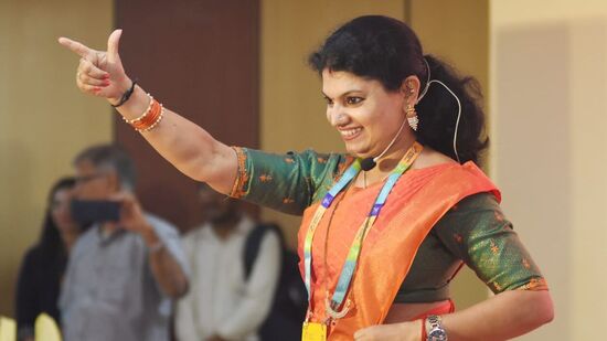 ಮೊದಲ ದಿನ ಹರಟೆಕಟ್ಟೆಯಲ್ಲಿ ವಂದನಾ ರೈ ಕಾರ್ಕಳ ಚಿಲಿಪಿಲಿ ಕಾರ್ಯಕ್ರಮವನ್ನು ನಡೆಸಿಕೊಟ್ಟರೆ, ಶಶಿರಾಜ್ ಕಾವೂರು ಸಂವಹನಕಾರರಾಗಿ ಡಾ. ತುಕಾರಾಮ ಪೂಜಾರಿ ಅವರು ತುಳು ಸಾಹಿತ್ಯ, ಆಳ-ಅಗಲ, ಆವಿಷ್ಕಾರ ಕುರಿತು ಮಾತನಾಡಿದರು. ಮೊದಲ ದಿನ ಹರಟೆಕಟ್ಟೆಯಲ್ಲಿ ವಂದನಾ ರೈ ಕಾರ್ಕಳ ಚಿಲಿಪಿಲಿ ಕಾರ್ಯಕ್ರಮವನ್ನು ನಡೆಸಿಕೊಟ್ಟರೆ, ಶಶಿರಾಜ್ ಕಾವೂರು ಸಂವಹನಕಾರರಾಗಿ ಡಾ. ತುಕಾರಾಮ ಪೂಜಾರಿ ಅವರು ತುಳು ಸಾಹಿತ್ಯ, ಆಳ-ಅಗಲ, ಆವಿಷ್ಕಾರ ಕುರಿತು ಮಾತನಾಡಿದರು. 