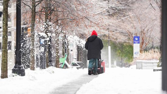 ಲೂಯಿಸಿಯಾನ, ಮಿಸ್ಸಿಸ್ಸಿಪ್ಪಿ, ಅಲಬಾಮಾ ಮತ್ತು ಜಾರ್ಜಿಯಾದಲ್ಲಿ ಹಿಮಚಂಡಮಾರುತ ಜನಜೀವನವನ್ನು ಸಂಕಷ್ಟಕ್ಕೀಡುಮಾಡಿದೆ. ಅಟ್ಲಾಂಟಾದ ಕೆಲವು ಭಾಗಗಳಲ್ಲಿ ದಕ್ಷಿಣ ಕೆರೊಲಿನಾ ಮತ್ತು ಉತ್ತರ ಕೆರೊಲಿನಾದಲ್ಲಿ ಬಿದ್ದ ಹಿಮ ಮತ್ತು ಹಿಮವು ಘನೀಕರಿಸುವ ಮಳೆಯಾಗಿ ಬದಲಾಗಿದೆ ಎಂದು ವರದಿ ಹೇಳಿದೆ. ಲೂಯಿಸಿಯಾನ, ಮಿಸ್ಸಿಸ್ಸಿಪ್ಪಿ, ಅಲಬಾಮಾ ಮತ್ತು ಜಾರ್ಜಿಯಾದಲ್ಲಿ ಹಿಮಚಂಡಮಾರುತ ಜನಜೀವನವನ್ನು ಸಂಕಷ್ಟಕ್ಕೀಡುಮಾಡಿದೆ. ಅಟ್ಲಾಂಟಾದ ಕೆಲವು ಭಾಗಗಳಲ್ಲಿ ದಕ್ಷಿಣ ಕೆರೊಲಿನಾ ಮತ್ತು ಉತ್ತರ ಕೆರೊಲಿನಾದಲ್ಲಿ ಬಿದ್ದ ಹಿಮ ಮತ್ತು ಹಿಮವು ಘನೀಕರಿಸುವ ಮಳೆಯಾಗಿ ಬದಲಾಗಿದೆ ಎಂದು ವರದಿ ಹೇಳಿದೆ.