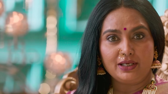 ಮನೆಯವರಿಗೋಸ್ಕರ ಏನು ಬೇಕಾದ್ರೂ ಮಾಡಲು ರೆಡಿ ಇರುವ ಹುಡುಗನ ಬಗ್ಗೆ ನಟಿ ಶ್ರುತಿ ಕಥೆ ಹೇಳುತ್ತಾರೆ. ನಾಯಕ ಎಷ್ಟೊಂದು ಸರಳ ಎಂದು ಆ ಮಾತುಗಳಿಂದಲೇ ತಿಳಿಯುತ್ತದೆ. ಮನೆಯವರಿಗೋಸ್ಕರ ಏನು ಬೇಕಾದ್ರೂ ಮಾಡಲು ರೆಡಿ ಇರುವ ಹುಡುಗನ ಬಗ್ಗೆ ನಟಿ ಶ್ರುತಿ ಕಥೆ ಹೇಳುತ್ತಾರೆ. ನಾಯಕ ಎಷ್ಟೊಂದು ಸರಳ ಎಂದು ಆ ಮಾತುಗಳಿಂದಲೇ ತಿಳಿಯುತ್ತದೆ. 