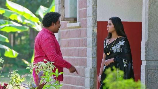 ಮುರಾರಿ ಚಾರು ಹತ್ತಿರ ಬಂದು ವೈಶಾಖಾ ವಿಚಾರವಾಗಿ ಮಾತಾಡಿದ್ದಾಳೆ. ಅವಳು ನಾಟಕ ಮಾಡ್ತಿದ್ದಾಳೆ, ಅದಕ್ಕೆ ನಾನೇ ಸಾಕ್ಷಿ ಎಂದು ಹೇಳಿದ್ದಾನೆ. ಮುರಾರಿ ಚಾರು ಹತ್ತಿರ ಬಂದು ವೈಶಾಖಾ ವಿಚಾರವಾಗಿ ಮಾತಾಡಿದ್ದಾಳೆ. ಅವಳು ನಾಟಕ ಮಾಡ್ತಿದ್ದಾಳೆ, ಅದಕ್ಕೆ ನಾನೇ ಸಾಕ್ಷಿ ಎಂದು ಹೇಳಿದ್ದಾನೆ.