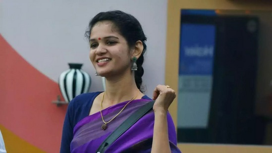 ವೀಕ್ಷಕರು ಚೈತ್ರಾ ಕುಂದಾಪುರ ಅವರನ್ನು ಮೆಚ್ಚಿಕೊಂಡಿದ್ದರು. ಈಗ ಅವರು ಬಿಗ್ ಬಾಸ್ ಮನೆಯಿಂದ ಹೊರಬಿದ್ದರೂ, ವೀಕ್ಷಕರಿಂದ ಅವರಿಗೆ ಬೆಂಬಲ ವ್ಯಕ್ತವಾಗುತ್ತಿದೆ. ವೀಕ್ಷಕರು ಚೈತ್ರಾ ಕುಂದಾಪುರ ಅವರನ್ನು ಮೆಚ್ಚಿಕೊಂಡಿದ್ದರು. ಈಗ ಅವರು ಬಿಗ್ ಬಾಸ್ ಮನೆಯಿಂದ ಹೊರಬಿದ್ದರೂ, ವೀಕ್ಷಕರಿಂದ ಅವರಿಗೆ ಬೆಂಬಲ ವ್ಯಕ್ತವಾಗುತ್ತಿದೆ. 