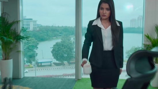 ತಾನು ತುಂಬಾ ಶ್ರೀಮಂತೆ ಎಂಬ ದರ್ಪದಿಂದ ವರ್ತಿಸುವ ನಾಯಕಿ, ತುಂಬಾ ಒರಟಾಗಿ ನಡೆದುಕೊಳ್ಳುತ್ತಾ ಇರುತ್ತಾಳೆ. ತಾನು ತುಂಬಾ ಶ್ರೀಮಂತೆ ಎಂಬ ದರ್ಪದಿಂದ ವರ್ತಿಸುವ ನಾಯಕಿ, ತುಂಬಾ ಒರಟಾಗಿ ನಡೆದುಕೊಳ್ಳುತ್ತಾ ಇರುತ್ತಾಳೆ. 