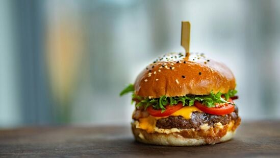 ದೇಹಕ್ಕೆ ಸರಿಯಾದ ಪೋಷಣೆ ಇಲ್ಲದಿದ್ದರೂ ನಾವು ಜಂಕ್ ಫುಡ್‌ಗಾಗಿ ಹಾತೊರೆಯುತ್ತೇವೆ ಎಂದು ತಜ್ಞರು ಹೇಳುತ್ತಾರೆ.&nbsp;