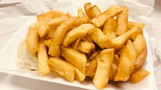 ಕಂಪನಿಗಳು ತಮ್ಮ ಉತ್ಪನ್ನಗಳನ್ನು ಮಾರಾಟ ಮಾಡಲು ಮಾರ್ಕೆಟಿಂಗ್ ಮತ್ತು ಜನರು ಆಕರ್ಷಿಸುವ ವಿವಿಧ ವಿಧಾನಗಳನ್ನು ಬಳಸುತ್ತವೆ. ನಮಗೆ ತಿನ್ನುವ ಮನಸ್ಸಿಲ್ಲದಿದ್ದರೂ, ಅವುಗಳನ್ನು ನೋಡಿದಾಗ ತಿನ್ನದೇ ಇರಲು ಮನಸ್ಸಾಗುವುದಿಲ್ಲ. ಯಾಕೆಂದರೆ ಆ ಚಿತ್ರಗಳೇ ನಮ್ಮನ್ನು ಅಷ್ಟು ಸೆಳೆಯುತ್ತವೆ.&nbsp;