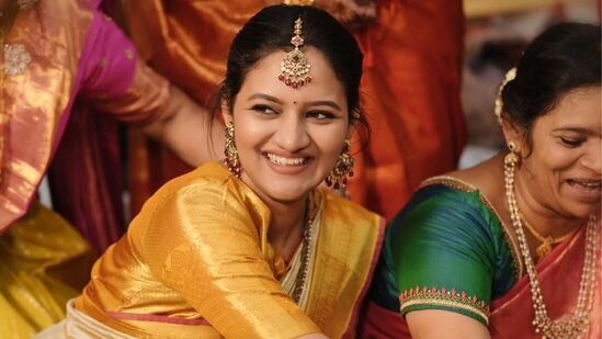 ನಟಿ, ಬರಹಗಾರ್ತಿ ರಂಜನಿ ರಾಘವನ್ ಸಂಕ್ರಾಂತಿ ಹಬ್ಬದ ಪ್ರಯುಕ್ತ ಸೋಷಿಯಲ್ ಮೀಡಿಯಾದಲ್ಲಿ ಸಾಂಪ್ರದಾಯಿಕ ಉಡುಗೆಯಲ್ಲಿನ ಫೋಟೋ ಶೇರ್ ಮಾಡಿದ್ದಾರೆ. ನಟಿ, ಬರಹಗಾರ್ತಿ ರಂಜನಿ ರಾಘವನ್ ಸಂಕ್ರಾಂತಿ ಹಬ್ಬದ ಪ್ರಯುಕ್ತ ಸೋಷಿಯಲ್ ಮೀಡಿಯಾದಲ್ಲಿ ಸಾಂಪ್ರದಾಯಿಕ ಉಡುಗೆಯಲ್ಲಿನ ಫೋಟೋ ಶೇರ್ ಮಾಡಿದ್ದಾರೆ.