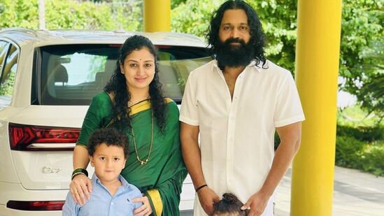 ಸ್ಯಾಂಡಲ್ವುಡ್ ನಟ, ನಿರ್ದೇಶಕ ರಿಷಬ್ ಶೆಟ್ಟಿ ಕುಟುಂಬದ ಜತೆಗೆ ಸಂಕ್ರಾಂತಿ ಆಚರಿಸಿದ್ದು ಹೀಗೆ. ಸ್ಯಾಂಡಲ್ವುಡ್ ನಟ, ನಿರ್ದೇಶಕ ರಿಷಬ್ ಶೆಟ್ಟಿ ಕುಟುಂಬದ ಜತೆಗೆ ಸಂಕ್ರಾಂತಿ ಆಚರಿಸಿದ್ದು ಹೀಗೆ. 