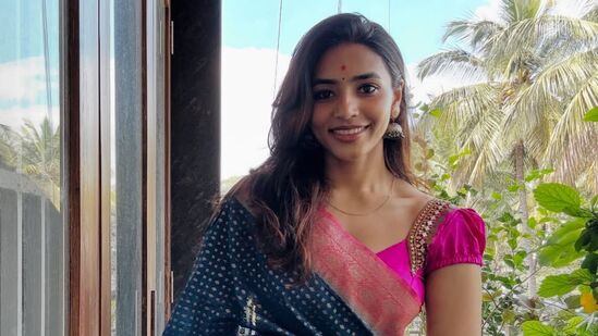 ಸೀರೆಯುಟ್ಟು, ಸರಳ ಲುಕ್ನ ಒಂದಷ್ಟು ಫೋಟೋಗಳನ್ನು ಸೋಷಿಯಲ್ ಮೀಡಿಯಾದಲ್ಲಿ ಶೇರ್ ಮಾಡಿದ್ದಾರೆ ನಟಿ ಸಪ್ತಮಿ ಗೌಡ ಸೀರೆಯುಟ್ಟು, ಸರಳ ಲುಕ್ನ ಒಂದಷ್ಟು ಫೋಟೋಗಳನ್ನು ಸೋಷಿಯಲ್ ಮೀಡಿಯಾದಲ್ಲಿ ಶೇರ್ ಮಾಡಿದ್ದಾರೆ ನಟಿ ಸಪ್ತಮಿ ಗೌಡ 