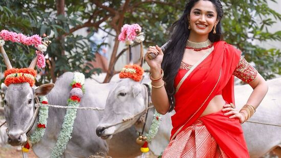 ಸ್ಯಾಂಡಲ್ವುಡ್ ಯುವ ನಟಿ ರೀಷ್ಮಾ ನಾಣಯ್ಯ, ಧ್ರುವ ಸರ್ಜಾ ಅವರ ಫಾರ್ಮ್ ಹೌಸ್ನಲ್ಲಿ, ಕೆಡಿ ಚಿತ್ರತಂಡದ ಜತೆಗೆ ಈ ಸಲದ ಸಂಕ್ರಾಂತಿಯನ್ನು ಆಚರಣೆ ಮಾಡಿದ್ದಾರೆ. ಸ್ಯಾಂಡಲ್ವುಡ್ ಯುವ ನಟಿ ರೀಷ್ಮಾ ನಾಣಯ್ಯ, ಧ್ರುವ ಸರ್ಜಾ ಅವರ ಫಾರ್ಮ್ ಹೌಸ್ನಲ್ಲಿ, ಕೆಡಿ ಚಿತ್ರತಂಡದ ಜತೆಗೆ ಈ ಸಲದ ಸಂಕ್ರಾಂತಿಯನ್ನು ಆಚರಣೆ ಮಾಡಿದ್ದಾರೆ. 