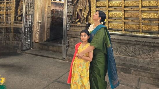 ನಟಿ ಶ್ವೇತಾ ಶ್ರೀವಾತ್ಸವ್ ಸಹ ಮಗಳ ಜತೆಗಿನ ಫೋಟೋ ಶೇರ್ ಮಾಡಿ, "ನನ್ನ ಅಜ್ಜನ ಊರು !! ಕಾರ್ಕಳ !! ಸುಗ್ಗಿ ಸಂಭ್ರಮ ಶುರುವಾಗಿದೆ. ನಿಮ್ಮ ಪ್ರಯತ್ನಗಳೆಲ್ಲವೂ ಫಲ ಕೊಡಲಿ. ಯಶಸ್ಸು ಹಾಗೂ ಸಂತೋಷ ನಿಮ್ಮ ಜೀವನದಲ್ಲಿ ತುಂಬಿರಲಿ ಎಲ್ಲರಿಗೂ ಮಕರ ಸಂಕ್ರಾಂತಿಯ ಶುಭಾಶಯಗಳು ಎಂದಿದ್ದಾರೆ. ನಟಿ ಶ್ವೇತಾ ಶ್ರೀವಾತ್ಸವ್ ಸಹ ಮಗಳ ಜತೆಗಿನ ಫೋಟೋ ಶೇರ್ ಮಾಡಿ, "ನನ್ನ ಅಜ್ಜನ ಊರು !! ಕಾರ್ಕಳ !! ಸುಗ್ಗಿ ಸಂಭ್ರಮ ಶುರುವಾಗಿದೆ. ನಿಮ್ಮ ಪ್ರಯತ್ನಗಳೆಲ್ಲವೂ ಫಲ ಕೊಡಲಿ. ಯಶಸ್ಸು ಹಾಗೂ ಸಂತೋಷ ನಿಮ್ಮ ಜೀವನದಲ್ಲಿ ತುಂಬಿರಲಿ ಎಲ್ಲರಿಗೂ ಮಕರ ಸಂಕ್ರಾಂತಿಯ ಶುಭಾಶಯಗಳು ಎಂದಿದ್ದಾರೆ. 