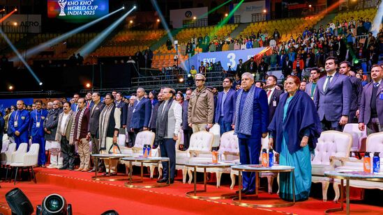 ಕ್ರೀಡಾ ಸಚಿವ ಮನ್ಸುಖ್ ಮಾಂಡವಿಯಾ ಮತ್ತು ಭಾರತೀಯ ಒಲಿಂಪಿಕ್ ಅಸೋಸಿಯೇಷನ್ ಅಧ್ಯಕ್ಷೆ ಪಿ.ಟಿ.ಉಷಾ ಸೇರಿದಂತೆ ಸಾವಿರಾರು ಅಭಿಮಾನಿಗಳು ಇಂದಿರಾ ಗಾಂಧಿ ಕ್ರೀಡಾಂಗಣದಲ್ಲಿ ನೆರೆದಿದ್ದರು.