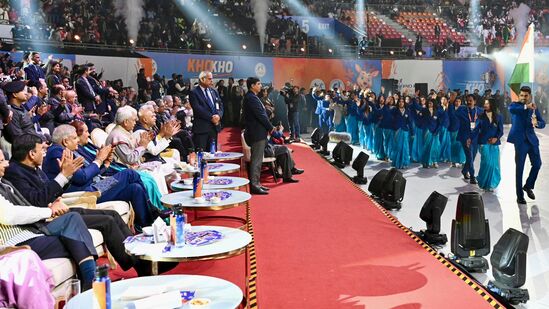 ಭಾರತೀಯ ಧ್ವಜದ ಔಪಚಾರಿಕ ಮೆರವಣಿಗೆ ನಡೆಯಿತು. ಭಾಗವಹಿಸುವ ದೇಶಗಳು ಕ್ರೀಡಾಂಗಣದಲ್ಲಿ ಮೆರವಣಿಗೆಯಲ್ಲಿ ಭಾಗವಹಿಸಿ ಕ್ರೀಡಾಪಟುಗಳು ಪ್ರೇಕ್ಷಕರತ್ತ ಕೈಬೀಸಿದರು. &nbsp;
