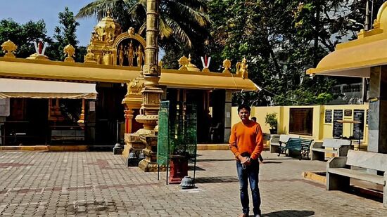 ಎಲ್ಲರಿಗೂ ಸಂಕ್ರಾಂತಿ ಹಬ್ಬದ ಶುಭಾಶಯಗಳು. ಸುಗ್ಗಿ ಸಂಭ್ರಮ ಎಲ್ಲೆಡೆ ಮನೆ ಮಾಡಲಿ. ನಿಮ್ಮ ಪ್ರಯತ್ನಗಳೆಲ್ಲವೂ ಫಲ ಕೊಡಲಿ ಎಂದು ಆಶಿಸುತ್ತೇನೆ ಎಂದಿದ್ದಾರೆ ನಟ ಶರಣ್ ಎಲ್ಲರಿಗೂ ಸಂಕ್ರಾಂತಿ ಹಬ್ಬದ ಶುಭಾಶಯಗಳು. ಸುಗ್ಗಿ ಸಂಭ್ರಮ ಎಲ್ಲೆಡೆ ಮನೆ ಮಾಡಲಿ. ನಿಮ್ಮ ಪ್ರಯತ್ನಗಳೆಲ್ಲವೂ ಫಲ ಕೊಡಲಿ ಎಂದು ಆಶಿಸುತ್ತೇನೆ ಎಂದಿದ್ದಾರೆ ನಟ ಶರಣ್