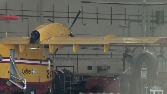 ಏರ್ ಟ್ಯಾಂಕರ್ಗಳನ್ನು ಹೊಂದಿದ ಹೆಲಿಕಾಪ್ಟರ್ಗಳಿಗಿಂತ ಸೂಪರ್ ಸ್ಕೂಪರ್ಗಳು ಹೆಚ್ಚು ಪರಿಣಾಮಕಾರಿಯಾಗಿವೆ. ಹೆಲಿಕಾಪ್ಟರ್ಗಳ ಬಕೆಟ್ಗಳಿಗೆ ಹೋಲಿಸಿದರೆ ಇದರಲ್ಲಿ ಹೆಚ್ಚು ನೀರು ತುಂಬುತ್ತದೆ. ಏರ್ ಟ್ಯಾಂಕರ್ಗಳು ನೀರು ತುಂಬಿಸಿಕೊಳ್ಳಲು ನೆಲಕ್ಕೆ ಇಳಿಯಬೇಕು. ಆದರೆ, ಈ ಸ್ಕೂಪರ್ಗಳು ಹತ್ತಿರದ ಯಾವುದಾದರೂ ನೀರಿನ ಮೂಲಗಳ (ನದಿ ಇತ್ಯಾದಿ) ಬಳಿ ಹೋಗಿ ನೆಲದ ಮೇಲೆ ಇಳಿಸದೆಯೇ ನೀರು ತುಂಬಿಸಿಕೊಳ್ಳಬಹುದು. ಅಂದರೆ, ಇವು ನದಿಗಳ ಮೇಲೆ ತಮ್ಮ ಹೊಟ್ಟೆಯನ್ನು ತಾಗಿಸುತ್ತ 180 ಕಿಮೀ ವೇಗದಲ್ಲಿ ಸಾಗುತ್ತವೆ. ಆ ಸಮಯದಲ್ಲಿ ನೀರು ಇದರ ಟ್ಯಾಂಕ್ನೊಳಗೆ ಹೋಗುತ್ತದೆ. (Photo by Patrick T. Fallon / AFP) ಏರ್ ಟ್ಯಾಂಕರ್ಗಳನ್ನು ಹೊಂದಿದ ಹೆಲಿಕಾಪ್ಟರ್ಗಳಿಗಿಂತ ಸೂಪರ್ ಸ್ಕೂಪರ್ಗಳು ಹೆಚ್ಚು ಪರಿಣಾಮಕಾರಿಯಾಗಿವೆ. ಹೆಲಿಕಾಪ್ಟರ್ಗಳ ಬಕೆಟ್ಗಳಿಗೆ ಹೋಲಿಸಿದರೆ ಇದರಲ್ಲಿ ಹೆಚ್ಚು ನೀರು ತುಂಬುತ್ತದೆ. ಏರ್ ಟ್ಯಾಂಕರ್ಗಳು ನೀರು ತುಂಬಿಸಿಕೊಳ್ಳಲು ನೆಲಕ್ಕೆ ಇಳಿಯಬೇಕು. ಆದರೆ, ಈ ಸ್ಕೂಪರ್ಗಳು ಹತ್ತಿರದ ಯಾವುದಾದರೂ ನೀರಿನ ಮೂಲಗಳ (ನದಿ ಇತ್ಯಾದಿ) ಬಳಿ ಹೋಗಿ ನೆಲದ ಮೇಲೆ ಇಳಿಸದೆಯೇ ನೀರು ತುಂಬಿಸಿಕೊಳ್ಳಬಹುದು. ಅಂದರೆ, ಇವು ನದಿಗಳ ಮೇಲೆ ತಮ್ಮ ಹೊಟ್ಟೆಯನ್ನು ತಾಗಿಸುತ್ತ 180 ಕಿಮೀ ವೇಗದಲ್ಲಿ ಸಾಗುತ್ತವೆ. ಆ ಸಮಯದಲ್ಲಿ ನೀರು ಇದರ ಟ್ಯಾಂಕ್ನೊಳಗೆ ಹೋಗುತ್ತದೆ. (Photo by Patrick T. Fallon / AFP)