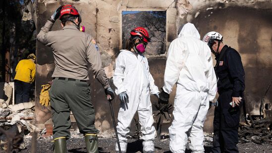 ಈ ರೀತಿ ನೆಲದ ಮೇಲೆ ಇಳಿಸದೆಯೇ ನೀರಿನ ಮೇಲ್ಮೆಯನ್ನು ಉಜ್ಜಿಕೊಂಡು ಟ್ಯಾಂಕ್ನಲ್ಲಿ ನೀರು ತುಂಬಲು ಕೇವಲ 12 ಸೆಕೆಂಡು ಸಾಕಾಗುತ್ತದೆ. ಪೈಪ್ ಮೂಲಕವೂ ನೀರು ತುಂಬಬಹುದು. ಒಮ್ಮೆ ನೀರು ತುಂಬಿದ ಬಳಿಕ ವಿಮಾನವು ಗಂಟೆಗೆ 350 ಕಿಮೀ ವೇಗದಲ್ಲಿ ವಿಪತ್ತು ಪೀಡಿತ ಪ್ರದೇಶಕ್ಕೆ ಹಾರುತ್ತದೆ. (Photo by Benjamin Fanjoy / GETTY IMAGES NORTH AMERICA / Getty Images via AFP) ಈ ರೀತಿ ನೆಲದ ಮೇಲೆ ಇಳಿಸದೆಯೇ ನೀರಿನ ಮೇಲ್ಮೆಯನ್ನು ಉಜ್ಜಿಕೊಂಡು ಟ್ಯಾಂಕ್ನಲ್ಲಿ ನೀರು ತುಂಬಲು ಕೇವಲ 12 ಸೆಕೆಂಡು ಸಾಕಾಗುತ್ತದೆ. ಪೈಪ್ ಮೂಲಕವೂ ನೀರು ತುಂಬಬಹುದು. ಒಮ್ಮೆ ನೀರು ತುಂಬಿದ ಬಳಿಕ ವಿಮಾನವು ಗಂಟೆಗೆ 350 ಕಿಮೀ ವೇಗದಲ್ಲಿ ವಿಪತ್ತು ಪೀಡಿತ ಪ್ರದೇಶಕ್ಕೆ ಹಾರುತ್ತದೆ. (Photo by Benjamin Fanjoy / GETTY IMAGES NORTH AMERICA / Getty Images via AFP)