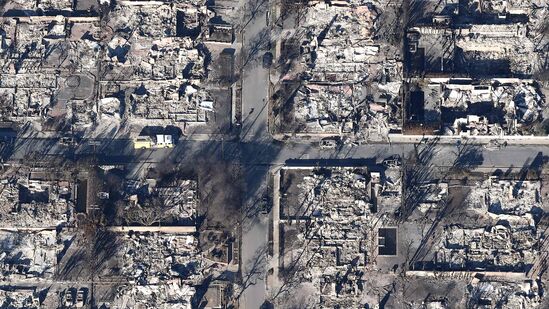 ಪೈಲಟ್ ಒಂದೇ ಬಾರಿಗೆ ನೀರನ್ನು ಬೆಂಕಿ ಮೇಲೆ ಹರಿಸಬಹುದು ಅಥವಾ ನಾಲ್ಕು ಬಾಗಿಲುಗಳ ಮೂಲಕ ವಿಶಾಲ ಪ್ರದೇಶದ ಮೇಲೆ ಸ್ಪ್ರೆ ಮಾಡಬಹುದು ಎಂದು ವಾಷಿಂಗ್ಟನ್ ಪೋಸ್ಟ್ ವರದಿ ಮಾಡಿದೆ.Photo by MARIO TAMA / GETTY IMAGES NORTH AMERICA / Getty Images via AFP) ಪೈಲಟ್ ಒಂದೇ ಬಾರಿಗೆ ನೀರನ್ನು ಬೆಂಕಿ ಮೇಲೆ ಹರಿಸಬಹುದು ಅಥವಾ ನಾಲ್ಕು ಬಾಗಿಲುಗಳ ಮೂಲಕ ವಿಶಾಲ ಪ್ರದೇಶದ ಮೇಲೆ ಸ್ಪ್ರೆ ಮಾಡಬಹುದು ಎಂದು ವಾಷಿಂಗ್ಟನ್ ಪೋಸ್ಟ್ ವರದಿ ಮಾಡಿದೆ.Photo by MARIO TAMA / GETTY IMAGES NORTH AMERICA / Getty Images via AFP)