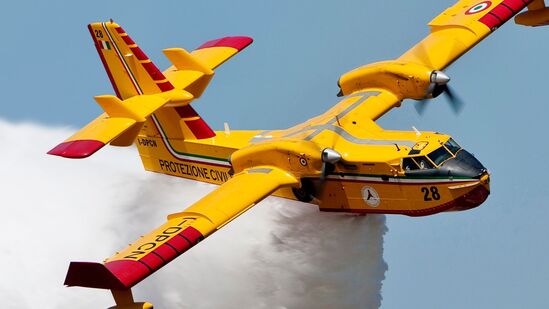 ಈ ವಿಮಾನವು ಎಲ್ಲೂ ಲ್ಯಾಂಡ್ ಆಗದೆ ನೀರನ್ನು ಸಂಗ್ರಹಿಸುವ ಸಾಮರ್ಥ್ಯ ಹೊಂದಿದೆ. ಅಗತ್ಯವಿದ್ದರೆ ಫೋಮ್ ಜತೆ ನೀರನ್ನು ಬೆರೆಸಿ ಸಿಂಪಡಿಸಬಲ್ಲದು. ಹದಿನಾರು ಸಾವಿರ ಗ್ಯಾಲನ್ ನೀರನ್ನು (ಸುಮಾರು 60 ಸಾವಿರ ಲೀಟರ್) 350 ಕಿ.ಮೀ. ವೇಗದಲ್ಲಿ ತಂದು ಉರಿಯುವ ಬೆಂಕಿಯ ಜ್ವಾಲೆಗಳ ಮೇಲೆ ಸಿಂಪಡಿಸುವ ಸಾಮರ್ಥ್ಯ ಹೊಂದಿದೆ. (ಸಂಗ್ರಹ ಚಿತ್ರ) ಈ ವಿಮಾನವು ಎಲ್ಲೂ ಲ್ಯಾಂಡ್ ಆಗದೆ ನೀರನ್ನು ಸಂಗ್ರಹಿಸುವ ಸಾಮರ್ಥ್ಯ ಹೊಂದಿದೆ. ಅಗತ್ಯವಿದ್ದರೆ ಫೋಮ್ ಜತೆ ನೀರನ್ನು ಬೆರೆಸಿ ಸಿಂಪಡಿಸಬಲ್ಲದು. ಹದಿನಾರು ಸಾವಿರ ಗ್ಯಾಲನ್ ನೀರನ್ನು (ಸುಮಾರು 60 ಸಾವಿರ ಲೀಟರ್) 350 ಕಿ.ಮೀ. ವೇಗದಲ್ಲಿ ತಂದು ಉರಿಯುವ ಬೆಂಕಿಯ ಜ್ವಾಲೆಗಳ ಮೇಲೆ ಸಿಂಪಡಿಸುವ ಸಾಮರ್ಥ್ಯ ಹೊಂದಿದೆ. (ಸಂಗ್ರಹ ಚಿತ್ರ)