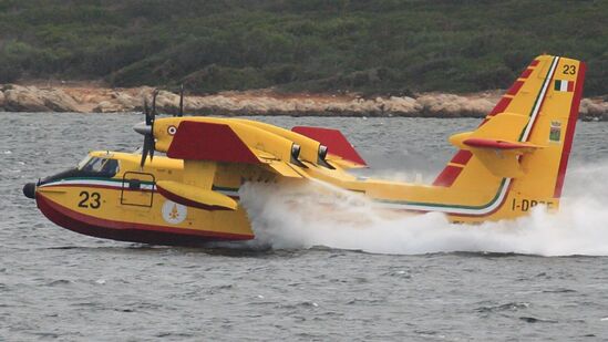 ಇವು ಸುಮಾರು ಹದಿನಾರು ಸಾವಿರ ಗ್ಯಾಲನ್ ನೀರನ್ನು ತಂದು ಬೆಂಕಿ ಮೇಲೆ ಸಿಂಪಡಿಸಿ ಮತ್ತೆ ನೀರು ಇರುವಲ್ಲಿಗೆ ಬಂದು ಲ್ಯಾಂಡ್ ಆಗದೆ ನೀರು ತುಂಬಿಸಿಕೊಂಡು ಮತ್ತೆ ತ್ವರಿತವಾಗಿ ಬೆಂಕಿ ನಂದಿಸಿ ಬರಲಿದೆ. ಈ ರೀತಿ ಹಲವು ಬಾರಿ ಪುನಾರವರ್ತನೆ ಮಾಡುತ್ತ ಬೆಂಕಿ ನಂದಿಸಲು ಸಹಾಯ ಮಾಡುವ ಸಾಮರ್ಥ್ಯ ಹೊಂದಿದೆ. ಇವು ಸುಮಾರು ಹದಿನಾರು ಸಾವಿರ ಗ್ಯಾಲನ್ ನೀರನ್ನು ತಂದು ಬೆಂಕಿ ಮೇಲೆ ಸಿಂಪಡಿಸಿ ಮತ್ತೆ ನೀರು ಇರುವಲ್ಲಿಗೆ ಬಂದು ಲ್ಯಾಂಡ್ ಆಗದೆ ನೀರು ತುಂಬಿಸಿಕೊಂಡು ಮತ್ತೆ ತ್ವರಿತವಾಗಿ ಬೆಂಕಿ ನಂದಿಸಿ ಬರಲಿದೆ. ಈ ರೀತಿ ಹಲವು ಬಾರಿ ಪುನಾರವರ್ತನೆ ಮಾಡುತ್ತ ಬೆಂಕಿ ನಂದಿಸಲು ಸಹಾಯ ಮಾಡುವ ಸಾಮರ್ಥ್ಯ ಹೊಂದಿದೆ. 