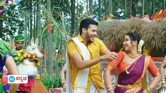 ಹಳ್ಳಿಯ ಶೈಲಿಯನ್ನು ಮತ್ತೆ ಸೃಷ್ಟಿಸಿ ಅದೇ ಹಳೆಯ ಕಾಲದ ಅನುಭವ ಆಗುವಂತೆ ಈ ಹಾಡನ್ನು ಮರುಸೃಷ್ಟಿ ಮಾಡಿದ್ದಾರೆ. ಹಳ್ಳಿಯ ಶೈಲಿಯನ್ನು ಮತ್ತೆ ಸೃಷ್ಟಿಸಿ ಅದೇ ಹಳೆಯ ಕಾಲದ ಅನುಭವ ಆಗುವಂತೆ ಈ ಹಾಡನ್ನು ಮರುಸೃಷ್ಟಿ ಮಾಡಿದ್ದಾರೆ. 