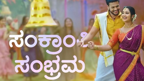ಈ ಹಿಂದೆ ‘ಹಳ್ಳಿ ಮೇಷ್ಟ್ರು’ ಸಿನಿಮಾದಲ್ಲಿ ಎಷ್ಟು ಅದ್ಧೂರಿಯಾಗಿ ಸೃಷ್ಟಿ ಮಾಡಲಾಗಿತ್ತೋ, ಈ ಧಾರಾವಾಹಿಯಲ್ಲೂ ಅಷ್ಟೇ ಅದ್ಧೂರಿಯಾದ ಸೆಟ್ ಹಾಕಲಾಗಿತ್ತು. ಈ ಹಿಂದೆ ‘ಹಳ್ಳಿ ಮೇಷ್ಟ್ರು’ ಸಿನಿಮಾದಲ್ಲಿ ಎಷ್ಟು ಅದ್ಧೂರಿಯಾಗಿ ಸೃಷ್ಟಿ ಮಾಡಲಾಗಿತ್ತೋ, ಈ ಧಾರಾವಾಹಿಯಲ್ಲೂ ಅಷ್ಟೇ ಅದ್ಧೂರಿಯಾದ ಸೆಟ್ ಹಾಕಲಾಗಿತ್ತು. 