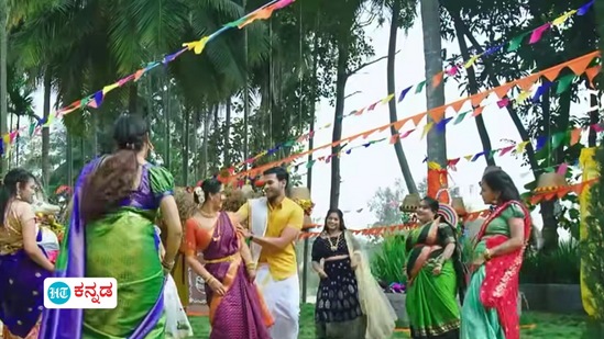 ರಾಮಾಚಾರಿ ಧಾರಾವಾಹಿಯಲ್ಲಿ ಚಾರು ಈಗ ಕಷ್ಟದ ದಿನಗಳನ್ನು ಅನುಭವಿಸುತ್ತಿದ್ದರೂ, ಎಲ್ಲವನ್ನೂ ಸರಿ ಮಾಡುತ್ತೇನೆ ಎಂಬ ಭರವಸೆ ಹೊಂದಿದ್ದಾಳೆ. ರಾಮಾಚಾರಿ ಧಾರಾವಾಹಿಯಲ್ಲಿ ಚಾರು ಈಗ ಕಷ್ಟದ ದಿನಗಳನ್ನು ಅನುಭವಿಸುತ್ತಿದ್ದರೂ, ಎಲ್ಲವನ್ನೂ ಸರಿ ಮಾಡುತ್ತೇನೆ ಎಂಬ ಭರವಸೆ ಹೊಂದಿದ್ದಾಳೆ. 