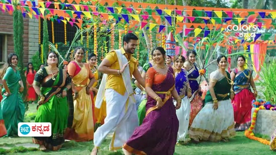 ‘ರಾಗಿ ಹೊಲದಾಗೆ ಖಾಲಿ ಗುಡಿಸಲು’ ಹಾಡಿಗೆ ನೃತ್ಯ ಮಾಡಿದಾಗಲೂ ಈ ಜೋಡಿ ಪ್ರಶಂಸೆ ಪಡೆದಿತ್ತು. ಈಗಲೂ ವೀಕ್ಷಕರು ಈ ವಿಶೇಷ ಸಂಚಿಕೆಯನ್ನು ಇಷ್ಟಪಟ್ಟಿದ್ದಾರೆ. ‘ರಾಗಿ ಹೊಲದಾಗೆ ಖಾಲಿ ಗುಡಿಸಲು’ ಹಾಡಿಗೆ ನೃತ್ಯ ಮಾಡಿದಾಗಲೂ ಈ ಜೋಡಿ ಪ್ರಶಂಸೆ ಪಡೆದಿತ್ತು. ಈಗಲೂ ವೀಕ್ಷಕರು ಈ ವಿಶೇಷ ಸಂಚಿಕೆಯನ್ನು ಇಷ್ಟಪಟ್ಟಿದ್ದಾರೆ. 