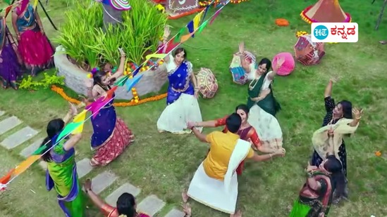 ಹತ್ತಾರು ಜನ ಸೇರಿ ರಾಮಾಚಾರಿ ಮನೆಯಂಗಳದಲ್ಲಿ ಕುಣಿದು, ಸಂಭ್ರಮಿಸಿ ಸಂಕ್ರಾಂತಿ ಆಚರಿಸಿದರು. ಹತ್ತಾರು ಜನ ಸೇರಿ ರಾಮಾಚಾರಿ ಮನೆಯಂಗಳದಲ್ಲಿ ಕುಣಿದು, ಸಂಭ್ರಮಿಸಿ ಸಂಕ್ರಾಂತಿ ಆಚರಿಸಿದರು. 