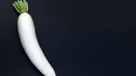 ಈ ಎಲ್ಲಾ ಅಂಶಗಳು ಆರೋಗ್ಯ ಸಂಬಂಧಿತ ಸಮಸ್ಯೆಗಳನ್ನು ಕಡಿಮೆ ಮಾಡಲು ಮತ್ತು ಆರೋಗ್ಯವಾಗಿರಲು ಸಹಾಯ ಮಾಡುತ್ತದೆ. ಆದರೆ ಮೂಲಂಗಿ ಎಲ್ಲರಿಗೂ ಒಳ್ಳೆಯದಲ್ಲ. ಏಕೆಂದರೆ ಕೆಲವರಿಗೆ ಇದು ಹಾನಿಕಾರಕವಾಗಿದೆ. ಅಲ್ಲದೆ, ಕೆಲವು ರೋಗಲಕ್ಷಣಗಳು ಸಹ ತೀವ್ರವಾಗಿರಬಹುದು. ಮೂಲಂಗಿ ತಿನ್ನುವುದರಿಂದ ಆಗುವ ಅನಾನುಕೂಲಗಳ ಬಗ್ಗೆ ಇಲ್ಲಿ ತಿಳಿದುಕೊಳ್ಳೋಣ. ಈ ಎಲ್ಲಾ ಅಂಶಗಳು ಆರೋಗ್ಯ ಸಂಬಂಧಿತ ಸಮಸ್ಯೆಗಳನ್ನು ಕಡಿಮೆ ಮಾಡಲು ಮತ್ತು ಆರೋಗ್ಯವಾಗಿರಲು ಸಹಾಯ ಮಾಡುತ್ತದೆ. ಆದರೆ ಮೂಲಂಗಿ ಎಲ್ಲರಿಗೂ ಒಳ್ಳೆಯದಲ್ಲ. ಏಕೆಂದರೆ ಕೆಲವರಿಗೆ ಇದು ಹಾನಿಕಾರಕವಾಗಿದೆ. ಅಲ್ಲದೆ, ಕೆಲವು ರೋಗಲಕ್ಷಣಗಳು ಸಹ ತೀವ್ರವಾಗಿರಬಹುದು. ಮೂಲಂಗಿ ತಿನ್ನುವುದರಿಂದ ಆಗುವ ಅನಾನುಕೂಲಗಳ ಬಗ್ಗೆ ಇಲ್ಲಿ ತಿಳಿದುಕೊಳ್ಳೋಣ.