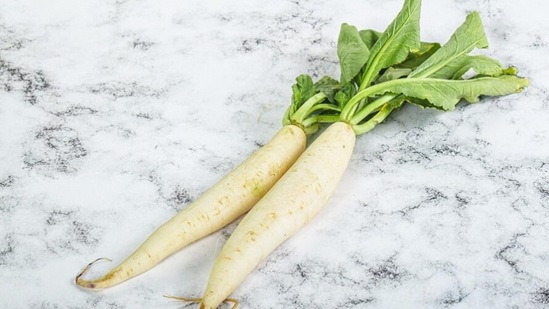 ದೇಹದಲ್ಲಿ ನೀರಿನ ಕೊರತೆ: ಮೂಲಂಗಿಯಲ್ಲಿ ಹೆಚ್ಚಿನ ನೀರಿನ ಅಂಶವಿದೆ. ಆದರೆ, ಇವು ಮೂತ್ರವರ್ಧಕ ಗುಣಲಕ್ಷಣಗಳನ್ನು ಸಹ ಹೊಂದಿವೆ. ಅಂದರೆ ಮೂತ್ರದ ಉತ್ಪಾದನೆಯನ್ನು ಹೆಚ್ಚಿಸಬಹುದು. ಇದು ಆಗಾಗ ಮೂತ್ರ ವಿಸರ್ಜನೆಗೆ ಕಾರಣವಾಗಬಹುದು. ಸಾಕಷ್ಟು ನೀರು ಕುಡಿಯದಿದ್ದರೆ ದೇಹದಲ್ಲಿ ನೀರಿನ ಕೊರತೆ ಉಂಟಾಗಿ ನಿರ್ಜಲೀಕರಣ ಸಮಸ್ಯೆ ಉಂಟಾಗಬಹುದು. ದೇಹದಲ್ಲಿ ನೀರಿನ ಕೊರತೆ: ಮೂಲಂಗಿಯಲ್ಲಿ ಹೆಚ್ಚಿನ ನೀರಿನ ಅಂಶವಿದೆ. ಆದರೆ, ಇವು ಮೂತ್ರವರ್ಧಕ ಗುಣಲಕ್ಷಣಗಳನ್ನು ಸಹ ಹೊಂದಿವೆ. ಅಂದರೆ ಮೂತ್ರದ ಉತ್ಪಾದನೆಯನ್ನು ಹೆಚ್ಚಿಸಬಹುದು. ಇದು ಆಗಾಗ ಮೂತ್ರ ವಿಸರ್ಜನೆಗೆ ಕಾರಣವಾಗಬಹುದು. ಸಾಕಷ್ಟು ನೀರು ಕುಡಿಯದಿದ್ದರೆ ದೇಹದಲ್ಲಿ ನೀರಿನ ಕೊರತೆ ಉಂಟಾಗಿ ನಿರ್ಜಲೀಕರಣ ಸಮಸ್ಯೆ ಉಂಟಾಗಬಹುದು.