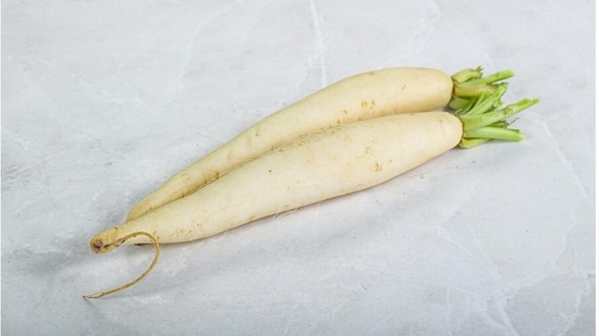 ಕಬ್ಬಿಣದ ಅಂಶ ಹೆಚ್ಚಾಗಬಹುದು: ಮೂಲಂಗಿಯಲ್ಲಿ ಕಬ್ಬಿಣದ ಅಂಶ ಅಧಿಕವಾಗಿರುತ್ತದೆ. ಮೂಲಂಗಿಯನ್ನು ಹೆಚ್ಚಿನ ಪ್ರಮಾಣದಲ್ಲಿ ತಿನ್ನುವುದರಿಂದ ದೇಹದಲ್ಲಿ ಕಬ್ಬಿಣದ ಅಂಶ ಹೆಚ್ಚಾಗುತ್ತದೆ. ಇದು ಅತಿಸಾರ, ಹೊಟ್ಟೆ ನೋವು, ತಲೆತಿರುಗುವಿಕೆ ಅಥವಾ ವಾಂತಿಯಂತಹ ಸಮಸ್ಯೆಗಳನ್ನು ಉಂಟುಮಾಡಬಹುದು. ಕಬ್ಬಿಣದ ಅಂಶ ಹೆಚ್ಚಾಗಬಹುದು: ಮೂಲಂಗಿಯಲ್ಲಿ ಕಬ್ಬಿಣದ ಅಂಶ ಅಧಿಕವಾಗಿರುತ್ತದೆ. ಮೂಲಂಗಿಯನ್ನು ಹೆಚ್ಚಿನ ಪ್ರಮಾಣದಲ್ಲಿ ತಿನ್ನುವುದರಿಂದ ದೇಹದಲ್ಲಿ ಕಬ್ಬಿಣದ ಅಂಶ ಹೆಚ್ಚಾಗುತ್ತದೆ. ಇದು ಅತಿಸಾರ, ಹೊಟ್ಟೆ ನೋವು, ತಲೆತಿರುಗುವಿಕೆ ಅಥವಾ ವಾಂತಿಯಂತಹ ಸಮಸ್ಯೆಗಳನ್ನು ಉಂಟುಮಾಡಬಹುದು.