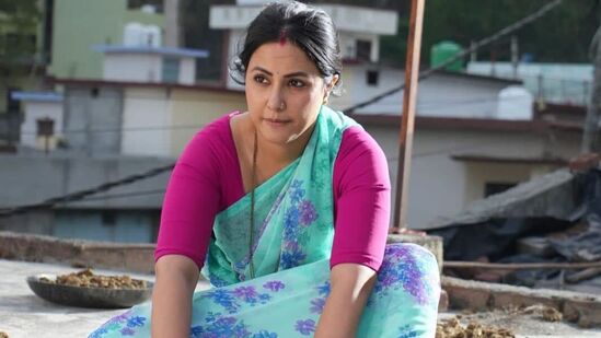 ಗೃಹಲಕ್ಷ್ಮೀ ವೆಬ್ ಸಿರೀಸ್ನಲ್ಲಿ 7 ಎಪಿಸೋಡ್ಗಳಿದ್ದು ರುಮಾನ್ ಕಿದ್ವಾ ನಿರ್ದೇಶನ ಮಾಡಿದ್ದಾರೆ. ಹೀನಾ ಖಾನ್ ಜೊತೆ ಚಂಕಿ ಪಾಂಡೆ, ರಾಹುಲ್ ದೇವ್, ಹರೀಶ್ ಹಾಗೂ ಇನ್ನಿತರರು ನಟಿಸಿದ್ದಾರೆ. ಗೃಹಲಕ್ಷ್ಮೀ ವೆಬ್ ಸಿರೀಸ್ನಲ್ಲಿ 7 ಎಪಿಸೋಡ್ಗಳಿದ್ದು ರುಮಾನ್ ಕಿದ್ವಾ ನಿರ್ದೇಶನ ಮಾಡಿದ್ದಾರೆ. ಹೀನಾ ಖಾನ್ ಜೊತೆ ಚಂಕಿ ಪಾಂಡೆ, ರಾಹುಲ್ ದೇವ್, ಹರೀಶ್ ಹಾಗೂ ಇನ್ನಿತರರು ನಟಿಸಿದ್ದಾರೆ. 