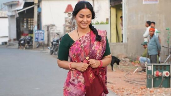 ಹೀನಾ ಈಗ ಗೃಹಲಕ್ಷ್ಮೀ ಎಂಬ ವೆಬ್ ಸರಣಿಯಲ್ಲಿ ನಟಿಸುತ್ತಿದ್ದು ತಮ್ಮ ಇನ್ಸ್ಟಾಗ್ರಾಮ್ನಲ್ಲಿ ಸೀರಿಸ್ನ ಕೆಲವೊಂದು ಫೋಟೋಗಳನ್ನು ಹಂಚಿಕೊಂಡಿದ್ದಾರೆ. ಇದರಲ್ಲಿ ಹೀನಾ ಖಾನ್, ಸರಳವಾದ ಸೀರೆ ಧರಿಸಿ ನಿಜವಾಗಲೂ ಗೃಹಿಣಿಯಂತೆ ಕಾಣುತ್ತಿದ್ದಾರೆ. ಹೀನಾ ಈಗ ಗೃಹಲಕ್ಷ್ಮೀ ಎಂಬ ವೆಬ್ ಸರಣಿಯಲ್ಲಿ ನಟಿಸುತ್ತಿದ್ದು ತಮ್ಮ ಇನ್ಸ್ಟಾಗ್ರಾಮ್ನಲ್ಲಿ ಸೀರಿಸ್ನ ಕೆಲವೊಂದು ಫೋಟೋಗಳನ್ನು ಹಂಚಿಕೊಂಡಿದ್ದಾರೆ. ಇದರಲ್ಲಿ ಹೀನಾ ಖಾನ್, ಸರಳವಾದ ಸೀರೆ ಧರಿಸಿ ನಿಜವಾಗಲೂ ಗೃಹಿಣಿಯಂತೆ ಕಾಣುತ್ತಿದ್ದಾರೆ. 