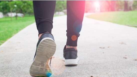 ತೂಕ ಇಳಿಕೆಗಾಗಿ ಈ ಗುರಿಯನ್ನು ನಿಗದಿಪಡಿಸಿ ಮತ್ತು ಅದನ್ನು ಸಾಧಿಸಲು ಪ್ರಯತ್ನಿಸಿ. ತೂಕವನ್ನು ನಿಯಂತ್ರಿಸಲು ಇದು ಸುಲಭ ಮಾರ್ಗವಾಗಿದೆ. ನೀವು ಹೆಚ್ಚು ನಡೆದಷ್ಟು ಪ್ರಯೋಜನ ಪಡೆಯುತ್ತೀರಿ.&nbsp;1000 ದಷ್ಟು&nbsp;ಹೆಜ್ಜೆ ಇಟ್ಟರೆ ಸರಿಸುಮಾರು&nbsp;30 ರಿಂದ&nbsp;40 ಕ್ಯಾಲೊರಿ ಕಳೆದುಕೊಳ್ಳುತ್ತೀರಿ. ಅದೇ, ನೀವು&nbsp;10,000 ಹೆಜ್ಜೆಗಳನ್ನು ನಡೆದರೆ&nbsp;300 ರಿಂದ&nbsp;400 ಕ್ಯಾಲೊರಿಗಳನ್ನು ಕಳೆದುಕೊಳ್ಳುತ್ತೀರಿ.