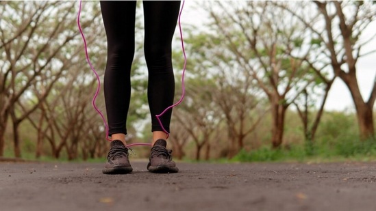 ನೀವು ವೇಗವಾಗಿ ತೂಕ ಹೊಂದುತ್ತಿದ್ದು, ನಿಯಂತ್ರಿಸಲು ಸಾಧ್ಯವಾಗದಿದ್ದರೆ ಪ್ರತಿದಿನ ವ್ಯಾಯಾಮ ಮಾಡುವುದು ಒಳಿತು. ಪ್ರತಿದಿನ ವ್ಯಾಯಾಮ ಮಾಡುವುದರಿಂದ ನಿಮ್ಮ ತೂಕ ಮಾತ್ರವಲ್ಲದೆ ದೇಹದಲ್ಲಿಯೂ ಬದಲಾವಣೆಯನ್ನು ಕಾಣಬಹುದು. ವ್ಯಾಯಾಮ ಮಾಡುವುದರಿಂದ ದೇಹಕ್ಕೆ ಶಕ್ತಿ ತುಂಬುತ್ತದೆ.&nbsp;