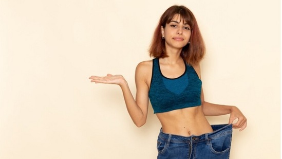 ತೂಕ ಕಳೆದುಕೊಳ್ಳುವುದು ಅಷ್ಟು ಸುಲಭದ ಕೆಲಸವಲ್ಲ. ಕಷ್ಟಪಟ್ಟು ಕೆಲಸ ಮಾಡಬೇಕಾಗಿರುವುದು ಮಾತ್ರವಲ್ಲದೆ ಇತರ ಅನೇಕ ವಿಷಯಗಳ ಬಗ್ಗೆ ವಿಶೇಷ ಕಾಳಜಿ ವಹಿಸಬೇಕಾಗುತ್ತದೆ. ತೂಕ ಇಳಿಸಿಕೊಳ್ಳಲು ನೀವು ಪ್ರತಿದಿನ ಮಾಡಬೇಕಿರುವುದು ಏನು ಎಂಬ ಬಗ್ಗೆ ಇಲ್ಲಿ ತಿಳಿದುಕೊಳ್ಳಿ.