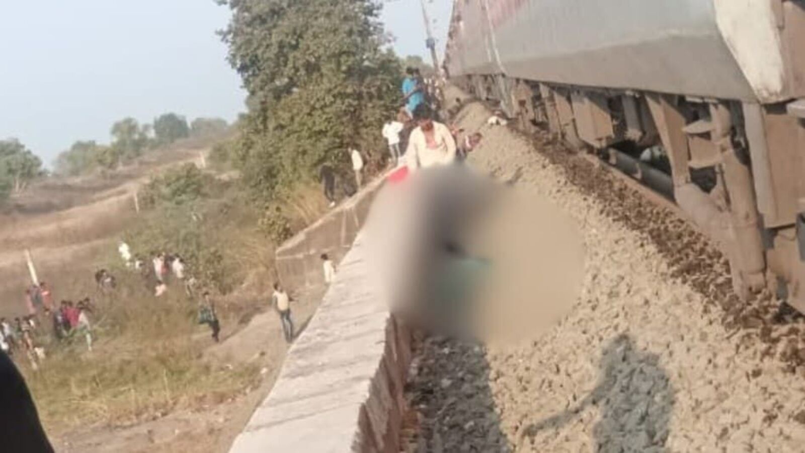 Jalgaon Accident: ಬೆಂಕಿ ವದಂತಿಗೆ ಪುಷ್ಪಕ್ ಎಕ್ಸ್‌ಪ್ರೆಸ್‌ನಿಂದ ಜಿಗಿದು ಕರ್ನಾಟಕ ಎಕ್ಸ್‌ಪ್ರೆಸ್ ಅಡಿಗೆ ಬಿದ್ದ ಪ್ರಯಾಣಿಕರು, 8 ಸಾವು