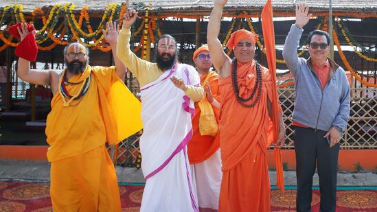 ಪ್ರಯಾಗ್ರಾಜ್ನಲ್ಲಿ ನಡೆಯುತ್ತಿರುವ ಮಹಾಕುಂಭ 2025 ರ ಸಂದರ್ಭದಲ್ಲಿ ಅರುಣಾಚಲ ಪ್ರದೇಶದ ಉಪಮುಖ್ಯಮಂತ್ರಿ ಚೌನಾ ಮೇನ್ ಅವರು ಸ್ವಾಮಿ ಅಧೋಕ್ಷ ಜನಾನಂದ್ ಮತ್ತು ಇತರ ಸಾಧುಗಳೊಂದಿಗೆ ತ್ರಿವೇಣಿ ಸಂಗಮಕ್ಕೆ ಭೇಟಿ ನೀಡಿದ್ದರು. ಪ್ರಯಾಗ್ರಾಜ್ನಲ್ಲಿ ನಡೆಯುತ್ತಿರುವ ಮಹಾಕುಂಭ 2025 ರ ಸಂದರ್ಭದಲ್ಲಿ ಅರುಣಾಚಲ ಪ್ರದೇಶದ ಉಪಮುಖ್ಯಮಂತ್ರಿ ಚೌನಾ ಮೇನ್ ಅವರು ಸ್ವಾಮಿ ಅಧೋಕ್ಷ ಜನಾನಂದ್ ಮತ್ತು ಇತರ ಸಾಧುಗಳೊಂದಿಗೆ ತ್ರಿವೇಣಿ ಸಂಗಮಕ್ಕೆ ಭೇಟಿ ನೀಡಿದ್ದರು.