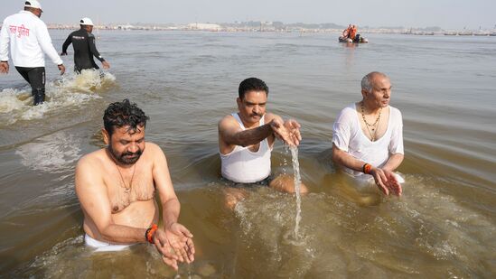 ಮಹಾಕುಂಭ ಉತ್ಸವದ ಸಮಯದಲ್ಲಿ ಹಿಂದೂ ಭಕ್ತರು ಮೂರು ನದಿಗಳ ಸಂಗಮದಲ್ಲಿ ಪವಿತ್ರ ಸ್ನಾನ ಮಾಡುತ್ತಾರೆ. ಮಹಾಕುಂಭ ಉತ್ಸವದ ಸಮಯದಲ್ಲಿ ಹಿಂದೂ ಭಕ್ತರು ಮೂರು ನದಿಗಳ ಸಂಗಮದಲ್ಲಿ ಪವಿತ್ರ ಸ್ನಾನ ಮಾಡುತ್ತಾರೆ.
