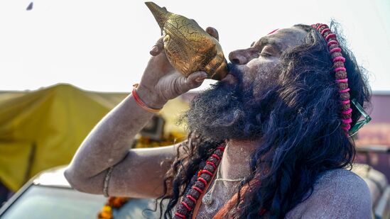 ಪ್ರಯಾಗ್ರಾಜ್ನ ಮಹಾಕುಂಭಮೇಳಕ್ಕೆ ಹೆಚ್ಚಿನ ಸಂಖ್ಯೆಯ ನಾಗಾ ಸಾಧುಗಳು ಮತ್ತು ಇತರ ಭಕ್ತರು ಆಗಮಿಸಿದ್ದಾರೆ. "ಪೈಲ್ವಾನ್ ಬಾಬಾ" ನಂತಹ ಅಧ್ಯಾತ್ಮಿಕ ನಾಯಕರು ತಮ್ಮ ಅಧ್ಯಾತ್ಮಿಕ ಪ್ರಜ್ಞೆಯನ್ನು ಜಾಗೃತಗೊಳಿಸಲು ಯುವಕರನ್ನು ಪ್ರೇರೇಪಿಸುತ್ತಿದ್ದಾರೆ. ಪ್ರಯಾಗ್ರಾಜ್ನ ಮಹಾಕುಂಭಮೇಳಕ್ಕೆ ಹೆಚ್ಚಿನ ಸಂಖ್ಯೆಯ ನಾಗಾ ಸಾಧುಗಳು ಮತ್ತು ಇತರ ಭಕ್ತರು ಆಗಮಿಸಿದ್ದಾರೆ. "ಪೈಲ್ವಾನ್ ಬಾಬಾ" ನಂತಹ ಅಧ್ಯಾತ್ಮಿಕ ನಾಯಕರು ತಮ್ಮ ಅಧ್ಯಾತ್ಮಿಕ ಪ್ರಜ್ಞೆಯನ್ನು ಜಾಗೃತಗೊಳಿಸಲು ಯುವಕರನ್ನು ಪ್ರೇರೇಪಿಸುತ್ತಿದ್ದಾರೆ.