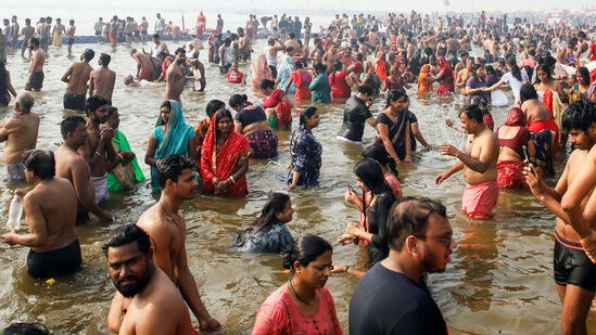 ಉತ್ತರ ಪ್ರದೇಶದ ಪ್ರಯಾಗ್ರಾಜ್ನಲ್ಲಿ 2025ರ ಜನವರಿ 13 ರಂದು ಪ್ರಾರಂಭವಾಗಿರುವ ಮಹಾ ಕುಂಭ ಮೇಳದ ಭಾಗವಾಗಿ ತ್ರಿವೇಣಿ ಸಂಗಮದಲ್ಲಿ ಭಕ್ತರು ಪುಣ್ಯ ಸ್ನಾನ ಮಾಡುತ್ತಿದ್ದಾರೆ. ಉತ್ತರ ಪ್ರದೇಶದ ಪ್ರಯಾಗ್ರಾಜ್ನಲ್ಲಿ 2025ರ ಜನವರಿ 13 ರಂದು ಪ್ರಾರಂಭವಾಗಿರುವ ಮಹಾ ಕುಂಭ ಮೇಳದ ಭಾಗವಾಗಿ ತ್ರಿವೇಣಿ ಸಂಗಮದಲ್ಲಿ ಭಕ್ತರು ಪುಣ್ಯ ಸ್ನಾನ ಮಾಡುತ್ತಿದ್ದಾರೆ.