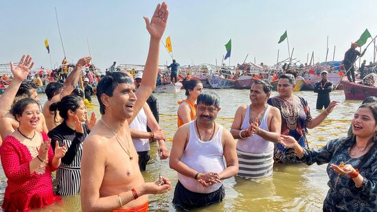 ಪ್ರಯಾಗ್ರಾಜ್ನ ಮಹಾಕುಂಭಮೇಳದ ಸಂದರ್ಭದಲ್ಲಿ ಕವಿ ಕುಮಾರ್ ವಿಶ್ವಾಸ್ ಅವರು ಉತ್ತರ ಪ್ರದೇಶದ ಸಚಿವ ನಂದ ಗೋಪಾಲ್ ಗುಪ್ತಾ ಅವರೊಂದಿಗೆ ತ್ರಿವೇಣಿ ಸಂಗಮದಲ್ಲಿ ಪವಿತ್ರ ಸ್ನಾನ ಮಾಡಿದರು ಪ್ರಯಾಗ್ರಾಜ್ನ ಮಹಾಕುಂಭಮೇಳದ ಸಂದರ್ಭದಲ್ಲಿ ಕವಿ ಕುಮಾರ್ ವಿಶ್ವಾಸ್ ಅವರು ಉತ್ತರ ಪ್ರದೇಶದ ಸಚಿವ ನಂದ ಗೋಪಾಲ್ ಗುಪ್ತಾ ಅವರೊಂದಿಗೆ ತ್ರಿವೇಣಿ ಸಂಗಮದಲ್ಲಿ ಪವಿತ್ರ ಸ್ನಾನ ಮಾಡಿದರು