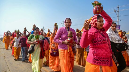 ಗಂಗಾ, ಯಮುನಾ ಮತ್ತು ಸರಸ್ವತಿ ನದಿಗಳ ಸಂಗಮವಾದ ತ್ರಿವೇಣಿ ನದಿಗಳ ಸಂಗಮದಲ್ಲಿ 10 ಕೋಟಿಗೂ ಹೆಚ್ಚು ಯಾತ್ರಾರ್ಥಿಗಳು ಕುಂಭಮೇಳದ ಭಾಗವಾಗಿ ಸ್ನಾನ ಮಾಡಿದ್ದಾರೆ. ಗಂಗಾ, ಯಮುನಾ ಮತ್ತು ಸರಸ್ವತಿ ನದಿಗಳ ಸಂಗಮವಾದ ತ್ರಿವೇಣಿ ನದಿಗಳ ಸಂಗಮದಲ್ಲಿ 10 ಕೋಟಿಗೂ ಹೆಚ್ಚು ಯಾತ್ರಾರ್ಥಿಗಳು ಕುಂಭಮೇಳದ ಭಾಗವಾಗಿ ಸ್ನಾನ ಮಾಡಿದ್ದಾರೆ.